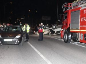 Kırmızı Işıkta Duran Otomobile Çarpıp Takla Attı: 2 Yaralı