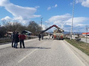 Düzce’de Elektrik Direkleri Devrildi Karayolu Trafiğe Kapandı