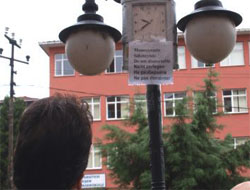 Çöpteki Saati Sokak Lambasına Astı