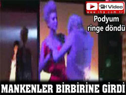 Mankenler podyumda birbirine girdi - VİDEO