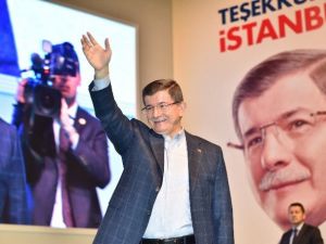 Başbakan Davutoğlu: "Cumhurbaşkanımıza Hakaret Ederek Kendini Kurtarmaya Çalışıyor"
