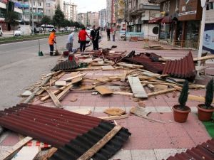 Samsun’da Lodos Çatı Uçurdu, Faciadan Dönüldü