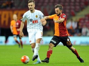 Antalyaspor, Emre Çolak’ı İkna Etmeye Çalışıyor