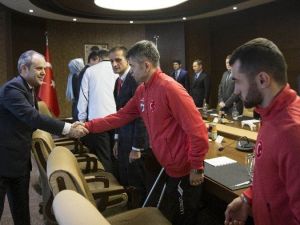 Bakan Çağatay Kılıç Paralimpik Voleybolcuları Kabul Etti