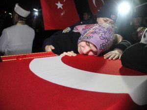 Onbinler Şehidini Uğurladı