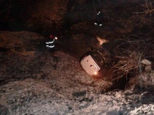 Kamyonet Dereye Uçtu: 2 Yaralı