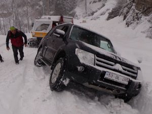 Rize'de Araçları Kar Paletli Kar Taksileri Kurtarıyor
