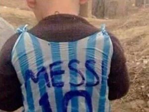 Poşetten Yaptığı Messi Forması Dünya Gündemine Oturdu
