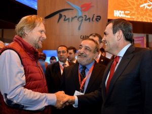 Bakan Ünal Madrid’deki Fitur Fuarında Stantları Ziyaret Etti
