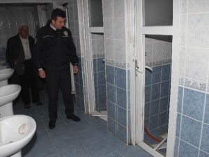 Cami Tuvaletinin Kapıları Kırıldı