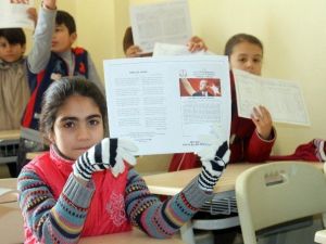Mülteci Öğrencilerin Karne Sevinci
