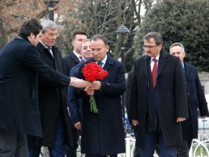 Bekir Bozdağ, Dikilitaş’a Karanfil Bıraktı