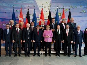 Davutoğlu Berlin’de Aile Fotoğrafında Yer Aldı