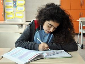 Teog’da Tam Puan Alınca, Ailesi Evin Ortasında Oynadı