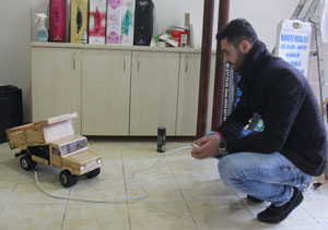 Ucuz ve Sağlıksız Çin Mallarına İnat Ahşaptan Kumandalı Oyuncak Kamyonet Yaptı