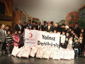 Karnelerini Alan Yetimler Tiyatroya Koştu