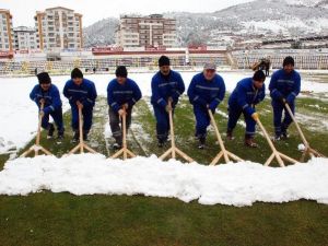 Tokat Gaziosmanpaşa Stadyumu’nda Kar Temizliği