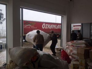Ünye Ak Parti’den Türkmenlere 1 Tır Yardım