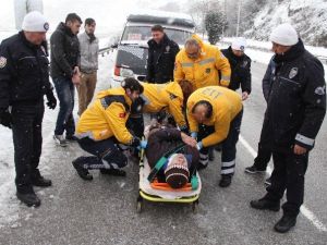 Buzda Kayan Dolmuş Kaza Yaptı: 1’i Polis 5 Yaralı