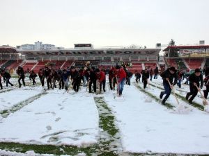 Kamil Ocak Stadı’nda Taraftarlar Sahayı Temizledi