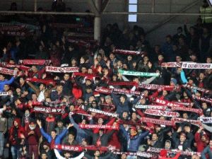 Rakip Taraftarlar Aynı Tribünde Maçı İzledi