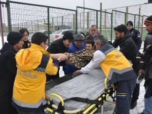 Zemindeki Karı Futbolcular Temizledi