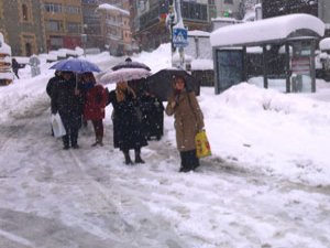 Rize'de Yolda Bekleyen Vatandaşlar Tepkili!