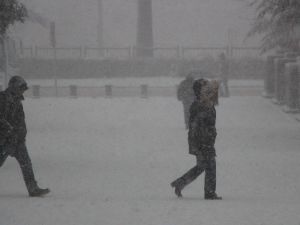 Karda Yürürken Eller Cepte Olmamalı