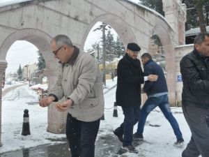 Niksar’da Aç Kalan Hayvanlara Yem Bırakıldı