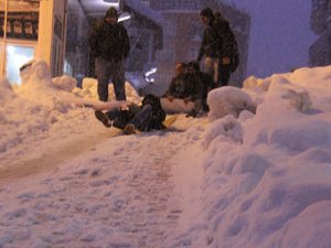 Rize'de Trafiğe Kapanan Yol Eğlenceye Açıldı VİDEO