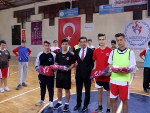 Genç Hentbolculara Malzeme Desteği