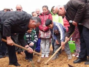 Silifke’de Öğrenciler Fidan Dikti