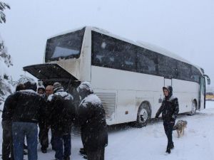 Otobüs Kara Saplandı, 35 Kişi Mahsur Kaldı