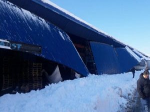 Rize'de Meyve-Sebze Halinin Çatısı Çöktü