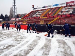 Eskişehir Atatürk Stadyumu’nda Kar Temizliği