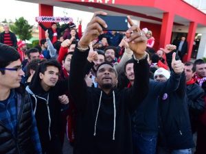 Antalyaspor’u Protestoya Gelen Taraftarın Eto’o Sevgisi
