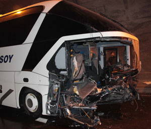 Giresun'da yolcu otobüsü greydere çarptı: 1 ölü, 16 yaralı