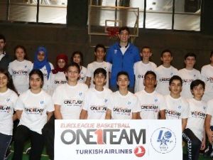 Anadolu Efes, "One Team" Projesi’nde Öğrencilerin Gelecek Planlarına Yön Verdi