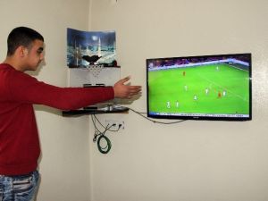 Tek Koluyla Sahada Kar Temizleyen Taraftar Futbol Fanatiği Çıktı