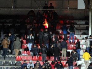 Taraftarlar Tribünde Ateş Yakarak Isındı