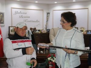 Milli Sporcuya Ok Takımı Hediye Etti