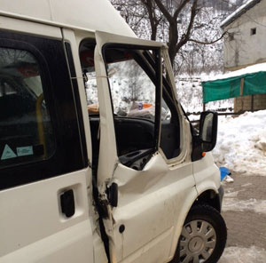 Kaya parçası minibüsün camından girdi: 1 ölü, 1 yaralı