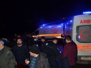 Denize Uçan Araçtaki 5 Kişiyi Vatandaşlar Kurtardı
