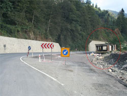 Harabe Bina Yola Viraj Koydurttu!