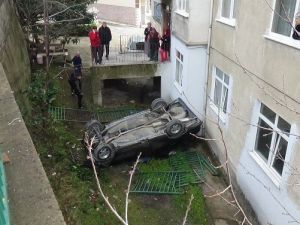 Otomobil İstinat Duvarından Uçtu: 1 Yaralı