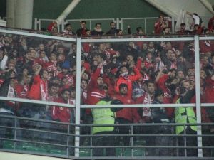 Antalyaspor Taraftarından Milli Stada Zarar