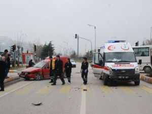 Ambulans İle Kamyonet Çarpıştı: 1 Yaralı