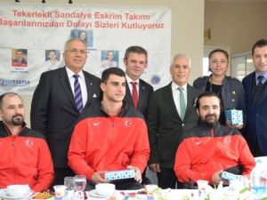 Başarılı Eskrimcilere Jest