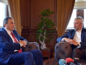 Chp’de ’Atatürk Portresini İndirme’ Tartışması