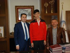 Şampiyon Sporcuya Ödül